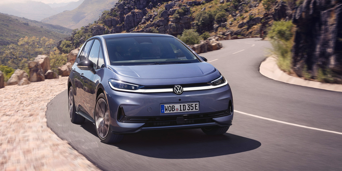 Der neue ID.3 Neo Frontansicht w&auml;hrend der Fahrt